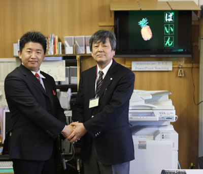 新井様と弊社西村